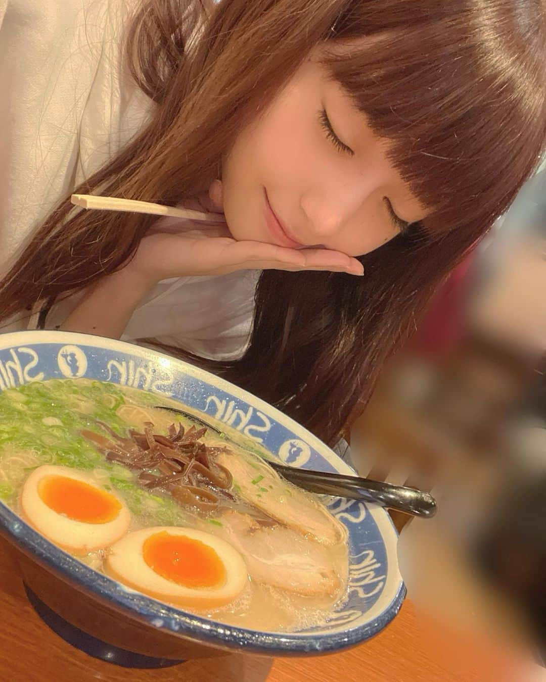 荻野由佳さんのインスタグラム写真 - (荻野由佳Instagram)「博多ラーメン🍜 おいしいーーーー！！！！❤️❤️❤️🙈 #博多#博多ラーメン#とんこつラーメン#ShinShin #ShinShinラーメン#博多グルメ」11月7日 21時29分 - ogiyuka_ippaiwarae216