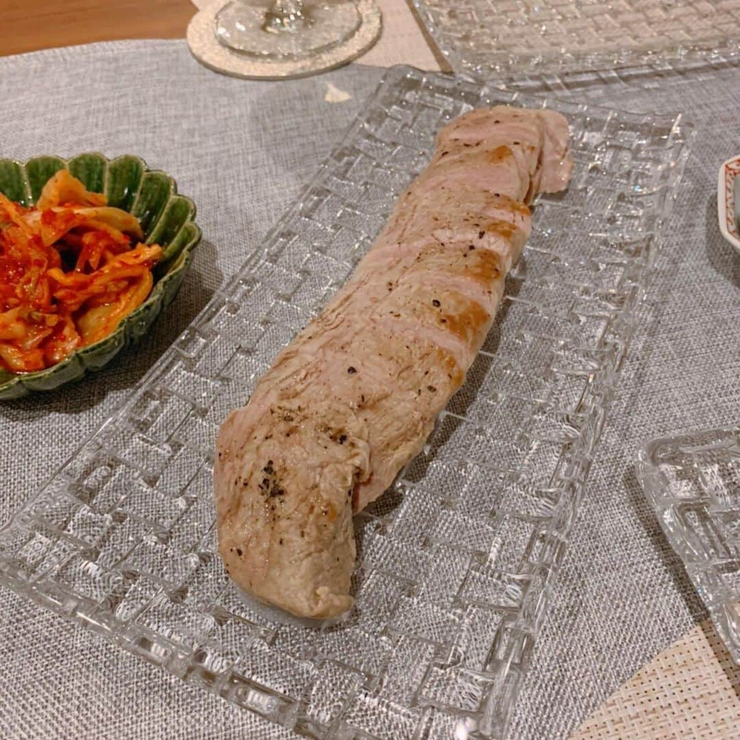 英玲奈さんのインスタグラム写真 - (英玲奈Instagram)「正解は！  豚のヒレ肉で作ったものは、 #ローストポーク でした！！ #低温調理器 を使って、 簡単で美味しいので、忙しいホームパーティーの時に重宝してます。 #料理 #クイズ #erenakitchen」11月7日 21時29分 - erena_erenyan