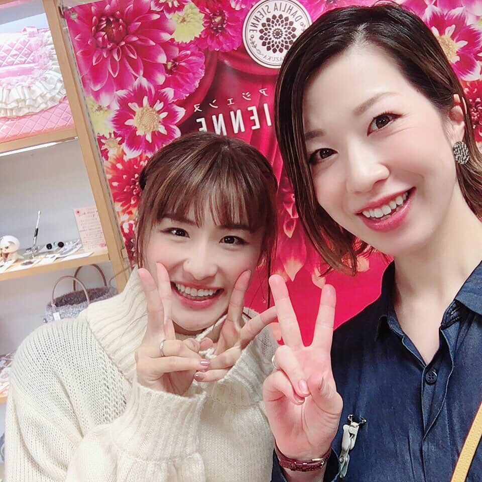 紗那ゆずはさんのインスタグラム写真 - (紗那ゆずはInstagram)「＊ #タカラジェンヌogマルシェ 無事に２日目まで終了しましたっ！ 連日沢山のお客様にお越しいただき、商品をお手に取っていただき、感謝の気持ちでいっぱいですっ😊✨ その中でも宝塚ファンの方に「舞台みていたよ〜」「あれっ！？もしかして…！？」などとお声がけもいただきまして、退団して６年も経つのにこうしてみなさんとまたお話しさせていただける機会を頂けましたこと、改めて感謝の気持ちでいっぱいです😆 . . 素敵な上級生の方々ともお写真を撮っていただき、とても盛り上がっておりますOGマルシェっ！！ 明日はわたくし13:30〜18:30までお店におりますので、ぜひぜひいらして下さいねっ！！ . 明日は#瀧川未子  さんもいらっしゃいます！！未子さんにお会い出来るのも楽しみです…☺️✨✨ . . 朝晩の冷え込みがまた日に日に厳しくなって参りました。 みなさま体調だけはお気をつけくださいね…！！」11月7日 21時32分 - mitsuko_0318