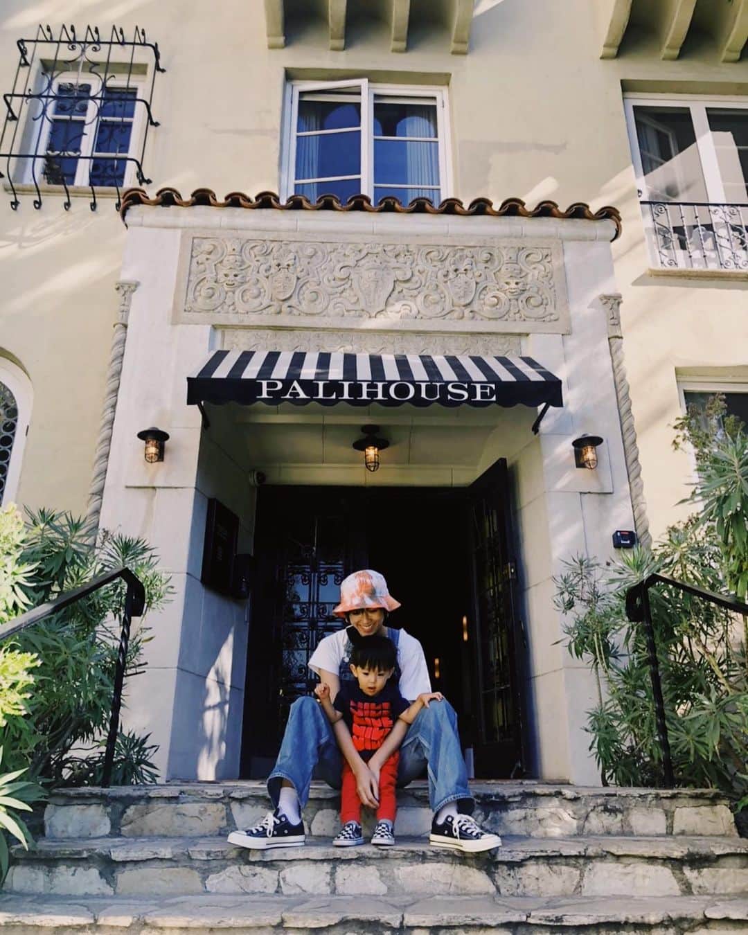 宮城舞さんのインスタグラム写真 - (宮城舞Instagram)「LA投稿の続き🇺🇸 最後の一泊はホテルをチェンジして とてもステキなホテルに泊まりました🧡 何もかもが素敵で 一泊しかできなかったのが 心残り🥺 みんなでお部屋に集まって LAの夜を締めました🍷 とにかく、息子と2人で行った LAは大変すぎたけど 息子との絆が深まった気がします。  #losangeles  #palihouse  #santamonica」11月7日 21時34分 - mai_miyagi
