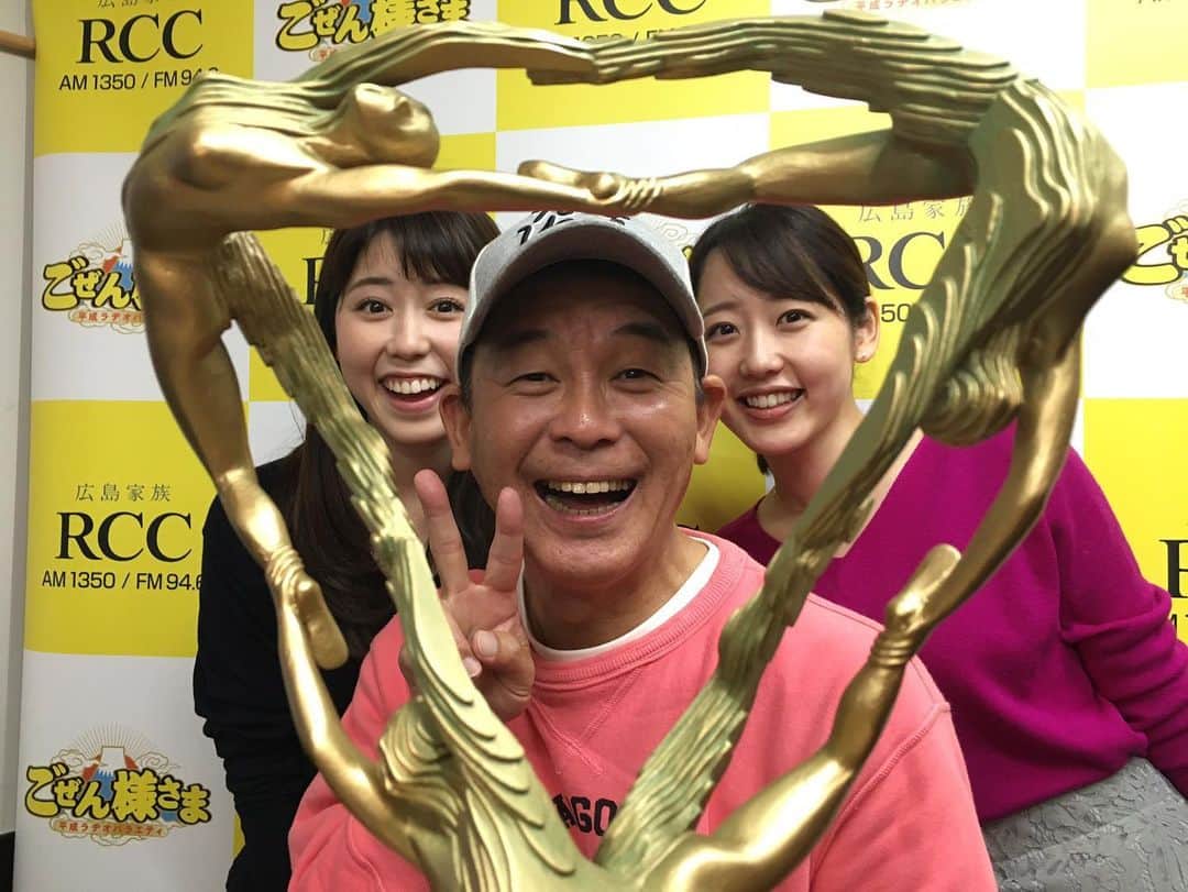 中根夕希のインスタグラム：「★ 民放連ラジオ生ワイド番組部門 最優秀賞受賞のトロフィーが届きました🏆✨・ 西日本豪雨から3ヶ月を迎えたタイミングでのごぜん様さま4000回特番。当時、再開して間もなかった山陽線や呉線に乗って声を届け、番組には被災された方々からたくさんのメールをお寄せ頂き、、 あの当時の"広島の今"を伝える中で、皆で頂いた賞だと思っています。放送4000回目を迎えるまで繋ぎ続けてくださった先輩方、そして広島のリスナーの皆さんに本当に本当に感謝です。  私も、番組にとって、広島の皆さんにとって何か力になれるように、、もっともっと頑張らなければ。と強く感じさせられた時間でもありました。 日頃から寄り添える存在でいられるようにー。 日常が大事。そう心に据えています。 これからも楽しい放送を、 でもいざという時には頼れる放送を…！ 目指し続けたいと思います。 これからもよろしくお願いします☺︎♡ #ごぜん様さま #rccラジオ #民放連　#ラジオ生ワイド番組 #最優秀賞」