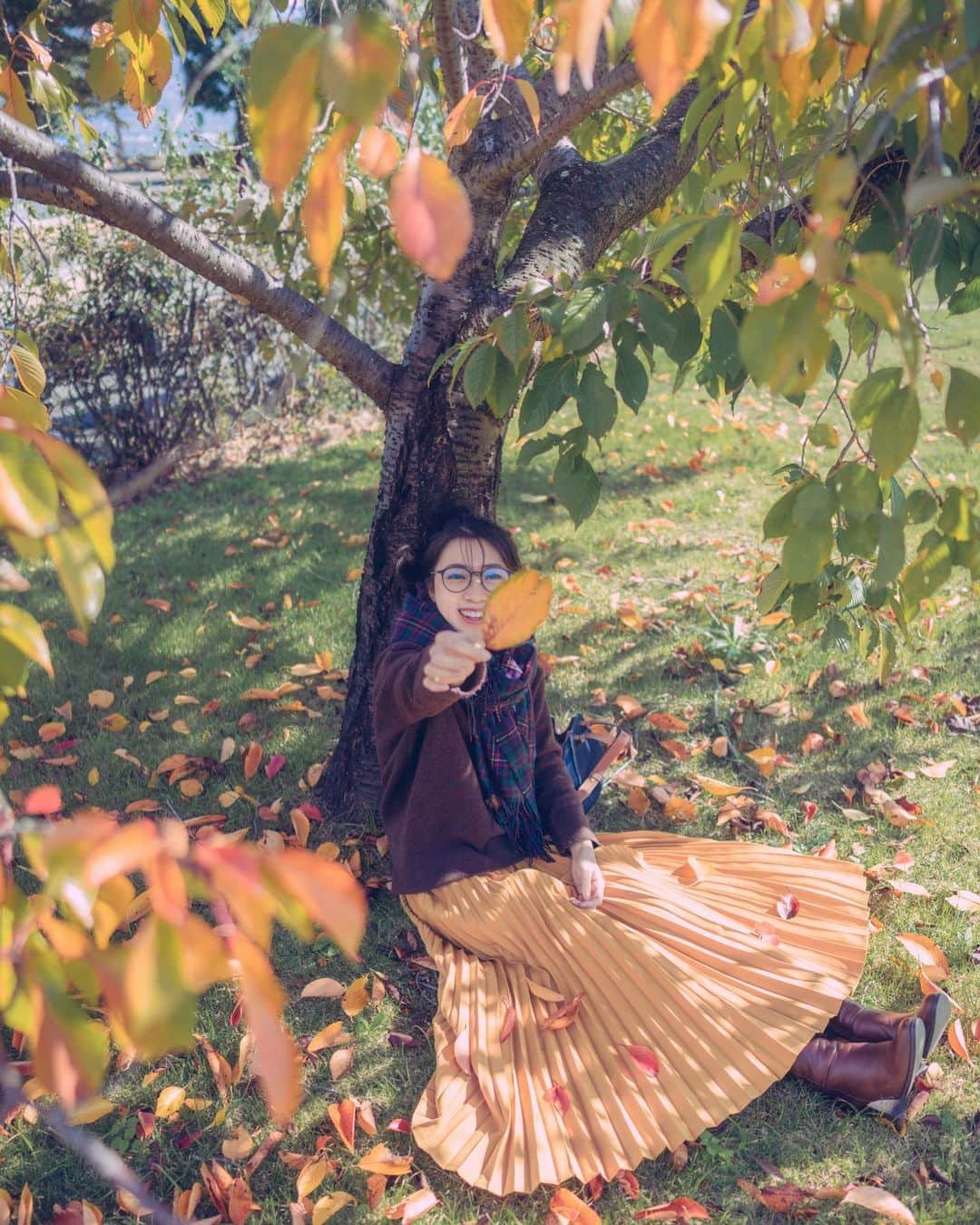 mikicoco00のインスタグラム：「* * 山梨に行ってきました🗻 ちらほら紅葉が🍁 * フルーツが最高に美味しかったなぁ🍇 * * * * チェックが可愛い🧣 #ビッグストール  #uniqlo#jwanderson * * * #山梨#富士山#紅葉#落ち葉#綺麗 #フルーツ #秋 #チェック柄#スフレヤーンモックネックセーター  #ユニクロ#uniqloginza」
