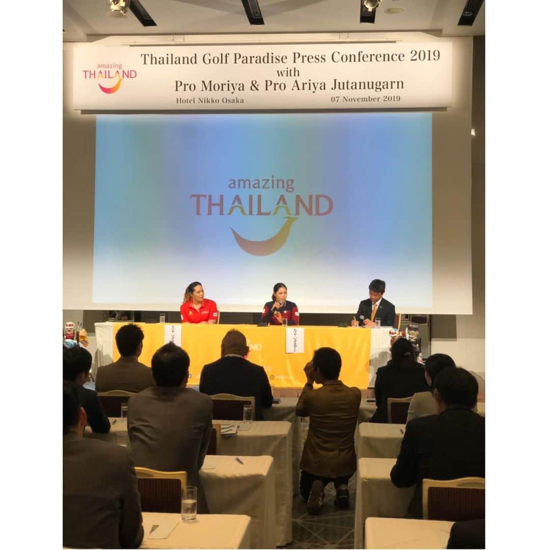 アリヤ・ジュタヌガーンさんのインスタグラム写真 - (アリヤ・ジュタヌガーンInstagram)「วันนี้โมกับเมได้รับเกียรติให้ไปพูดคุยกับสื่อญี่ปุ่นในงาน Thailand Golf Paradise Press Conference 2019 ที่เมืองโอซาก้าประเทศญี่ปุ่นค่ะ เราได้พูดคุยเชิญชวนให้คนมาเที่ยวประเทศไทยเยอะขึ้น รวมถึงมาตีกอล์ฟในไทยมากขึ้นค่ะ  เราได้พูดถึงอาหารไทย แล้วโมกับเมก็ได้โชว์ทำส้มตำด้วย เค้าบอกอร่อยกันนะคะ 5555  ก่อนอื่นเลยต้องขอขอบคุณ ท่านชาญยุทธ เศวตสุวรรณ ผู้อำนวยการ ททท.สำนักงานโอซาก้า และทีมงานที่ต้อนรับเราสองคนเป็นอย่างดี สื่อญี่ปุ่นมาร่วมงานและสนใจในประเทศไทยสูงมากๆค่ะ สุดท้ายนี้ขอบคุณททท. ที่ไว้ใจและเชื่อในตัวเราสองคนให้เป็นทูตการท่องเที่ยวเชิงกีฬา ภูมิใจทุกครั้งที่มีโลโก้คำว่า AmazingThailand อยู่บนเสื้อของเราค่ะ #AmazingThailand」11月7日 21時37分 - mayariya