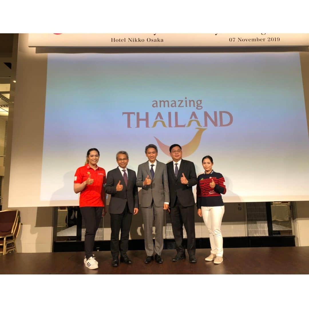 アリヤ・ジュタヌガーンさんのインスタグラム写真 - (アリヤ・ジュタヌガーンInstagram)「วันนี้โมกับเมได้รับเกียรติให้ไปพูดคุยกับสื่อญี่ปุ่นในงาน Thailand Golf Paradise Press Conference 2019 ที่เมืองโอซาก้าประเทศญี่ปุ่นค่ะ เราได้พูดคุยเชิญชวนให้คนมาเที่ยวประเทศไทยเยอะขึ้น รวมถึงมาตีกอล์ฟในไทยมากขึ้นค่ะ  เราได้พูดถึงอาหารไทย แล้วโมกับเมก็ได้โชว์ทำส้มตำด้วย เค้าบอกอร่อยกันนะคะ 5555  ก่อนอื่นเลยต้องขอขอบคุณ ท่านชาญยุทธ เศวตสุวรรณ ผู้อำนวยการ ททท.สำนักงานโอซาก้า และทีมงานที่ต้อนรับเราสองคนเป็นอย่างดี สื่อญี่ปุ่นมาร่วมงานและสนใจในประเทศไทยสูงมากๆค่ะ สุดท้ายนี้ขอบคุณททท. ที่ไว้ใจและเชื่อในตัวเราสองคนให้เป็นทูตการท่องเที่ยวเชิงกีฬา ภูมิใจทุกครั้งที่มีโลโก้คำว่า AmazingThailand อยู่บนเสื้อของเราค่ะ #AmazingThailand」11月7日 21時37分 - mayariya