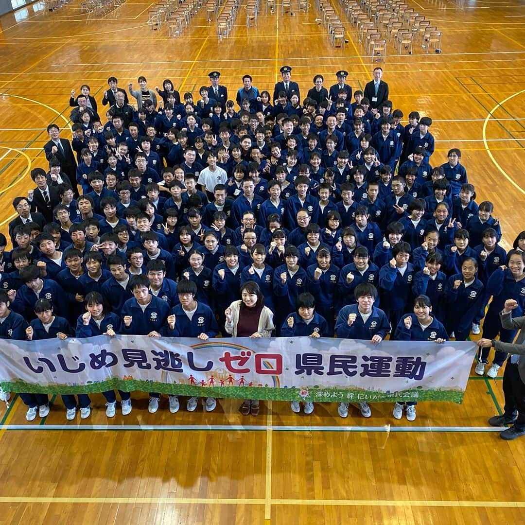 のインスタグラム：「久々の佐渡へ😊✨﻿ ﻿ 今年も新潟県のいじめ見逃しゼロキャラバンのサポーターとして参加させてもらっています✊﻿ ﻿ 今日は佐和田中学校へお邪魔しました😊﻿ ﻿ いじめに負けず﻿ どんな環境でも自分らしく生きていくために﻿ 自信を身につけることの大切さを﻿ 私の経験からお伝えさせてもらいました。﻿ ﻿ 真剣な眼差しで話を聴いてくれた生徒のみなさん✨﻿ 集合写真の後は沢山話しかけてもらえて私がげんきをもらえました😍﻿ ﻿ 私が中学生に戻れたら﻿ もっと深く勉強したいし﻿ もっと真剣に部活頑張りたいし﻿ もっと本気で友達と遊びたい﻿ 今しかない時間を目一杯過ごしてくださいね😆﻿ ﻿ 空いた時間に佐渡色々と観光させてもらったのですが、良いところ沢山💕﻿ またYouTubeアップしようと思ってます😊﻿ ﻿ #新潟県いじめ見逃しゼロキャラバン﻿ #佐渡﻿ #佐和田中学校﻿ #元気いっぱい﻿」