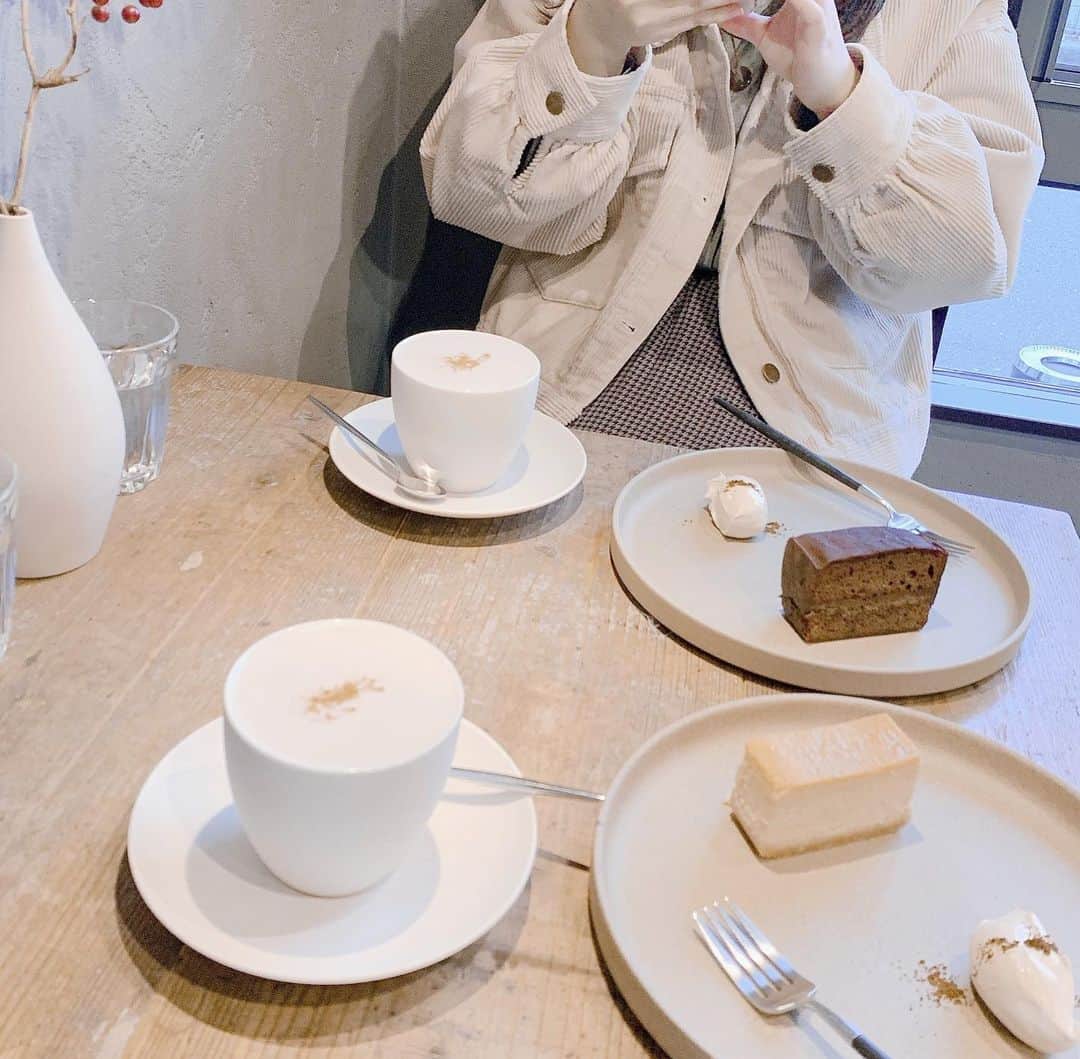 小熊倫実さんのインスタグラム写真 - (小熊倫実Instagram)「☕️☕️☕️﻿ ﻿ ﻿ yamanoshita coffee ☕️🥄﻿ 人生初チャイラテ美味しかった、、🤤﻿ ﻿ 色んな新潟カフェたくさん巡りたい👣﻿ ﻿ ﻿ 友達がたくさん写真撮ってくれました😌♥️﻿ ﻿ 2枚目じわじわ👨🏻‍🦳 ﻿ ﻿ ﻿ #yamanoshitacoffee﻿ #ヤマノシタコーヒー﻿ #新潟カフェ﻿ #カフェ巡り﻿ #Cafe#☕️」11月7日 21時39分 - tsugumi_oguma2929