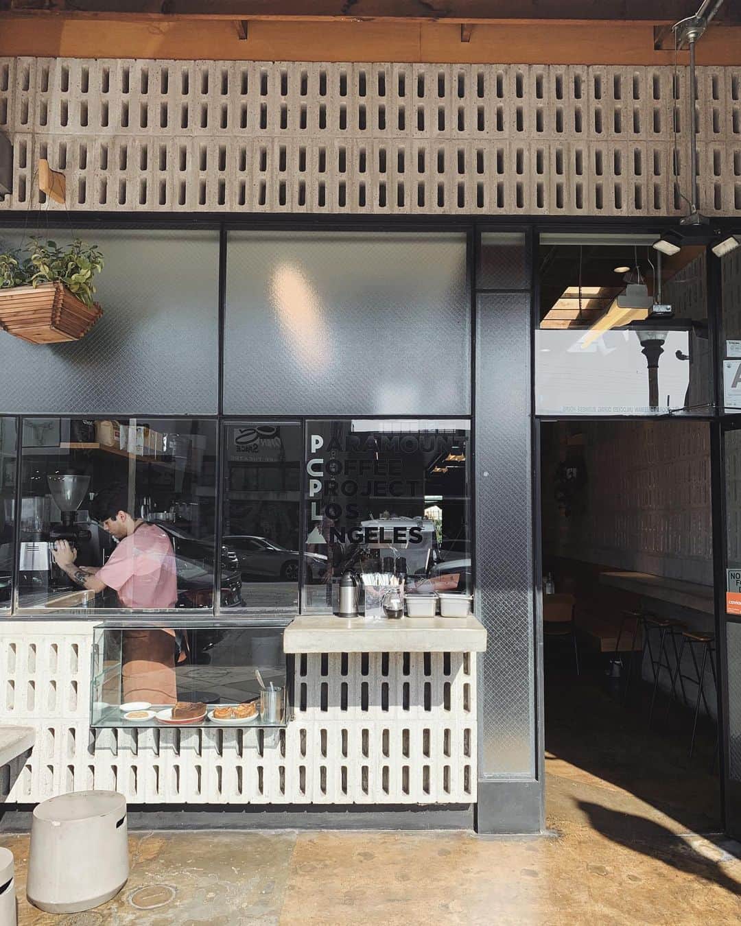 のインスタグラム：「Paramount Coffee Project // fairfax, LA ㅤ Fairfax Avenueにある オーストラリアンカフェ モーニングはもちろん to goのコーヒーも人気 ㅤㅤ ☕️#paramountcoffeeproject 📍#fairfax #LA  撮影する際は、他のお客様、カフェにご迷惑がかからないようご配慮をお願いします。 素敵なcafe timeを♡」