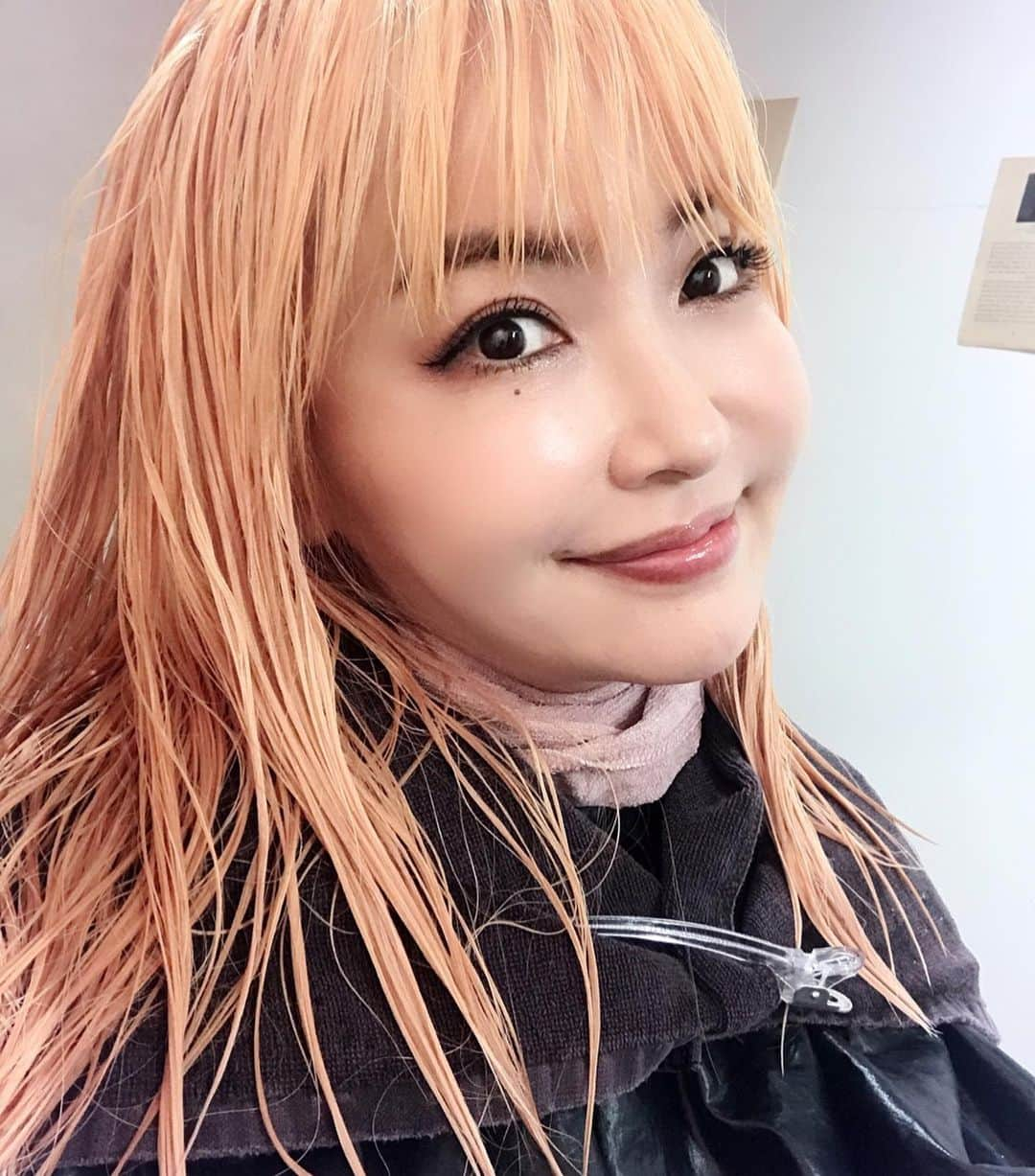 平子理沙さんのインスタグラム写真 - (平子理沙Instagram)「ヘアカラーを変えました💕最近はずっとピンクブラウンにしていたのですが、ケアブリーチを2回して、かなり明るくしてから、ベージュを入れてもらいました❣️透けるような透明感で、ブリーチをしたかいがありました👍🏻✨でも、ベージュをのせる前の金髪もお気に入り😃もっと白っぽい金髪にもしてみたいな〜。ピンクのエクステも健在で〜す💖 @xena_hair  #haircolor #ヘアカラー#beauty #fashion #lifestyle#risahirako#平子理沙」11月7日 22時01分 - risa_hirako