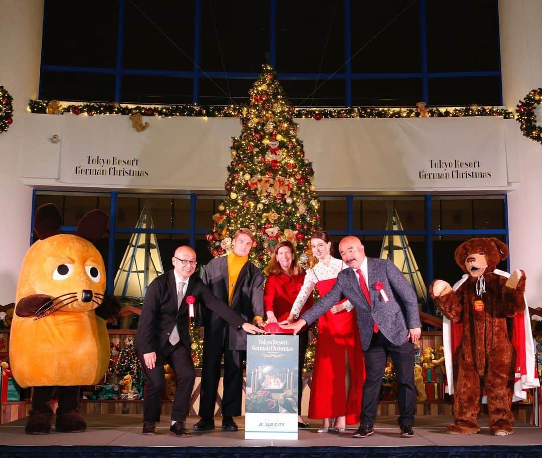 のインスタグラム：「アクアシティお台場で今日クリスマスツリーの点灯式にトラウデン直美さんとSaschaさんと一緒に出演させて頂きました！ ドイツのテディベアで有名なブランドのSteiff Teddyさんとの共同ツリーということでドイツと所縁のある僕を呼んで頂きこの様なご縁に感謝の気持ちでいっぱいです！🎄 光に照らされたテディベア🧸が凄く可愛いので皆さんもアクアシティお台場へ是非足を運んでみてください😊🧸🎄 #トラウデン直美さん #saschaさん #アクアシティお台場 #ドイツ #クリスマス #クリスマスツリー #steiffteddy #くまさん可愛かった #この年の俺が言うとちょっと危ないやつ #安心してください #変なやつじゃありません #今日は頂いたteddyと寝よかな」