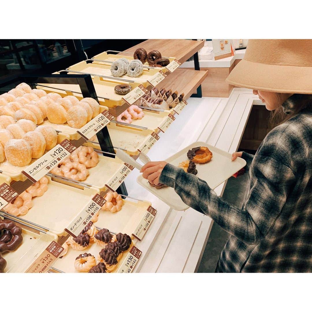 のインスタグラム：「昔からずっと好きですミスタードーナツ🍩💘 でも最近チョコファジシェイクが無い店舗が多くて寂しい。。🥺 #ミスタードーナツ#エンゼルフレンチ#チョコファッション#ポンデリング#チョコファジシェイク#大大大好き💕」