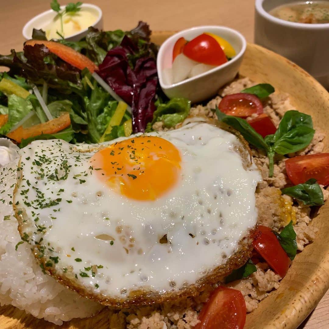 鶏っくHEPナビオのインスタグラム：「忘年会のご予約受付中〜！！ お待ちしております💪 😊  #チョアチキン#パネチキン#チーズタッカルビ#唐揚げ#チキン南蛮#肉#鶏肉#手羽先#夏#韓国料理#鶏っく#梅田#居酒屋#焼き鳥#ビール#飲み会#大阪#大阪グルメ#大阪観光#浦和レッズ#ガンバ大阪」