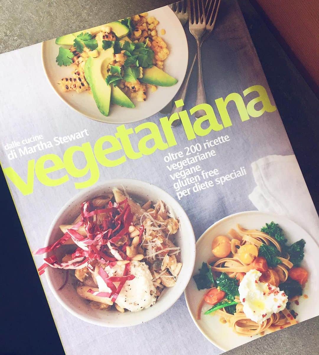 ペルパリム・ヘテマイのインスタグラム：「Been trying something new lately 🥬🥒🥦 So far, feeling like a strong gorilla so my vegan experiment continues! #goveggie🌱 #plantbased」