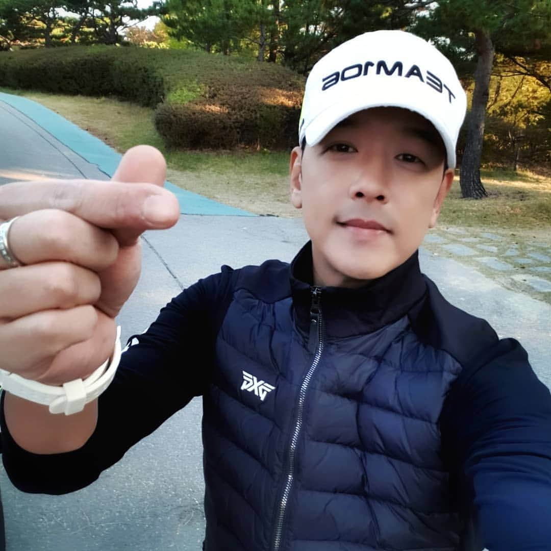 リュ・シウォンのインスタグラム：「. #이제 시즌끝~⛳⛳🖐🖐 . .」