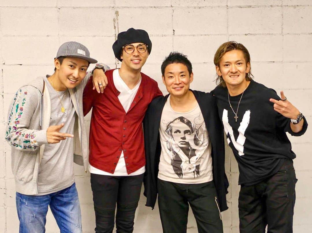 𝐑𝐄𝐀𝐓𝐌𝐎のインスタグラム：「大好きな先輩同士をお引き合わせ。 Americas' Got TalentチャンピオンのEBIKENさんと、ロッキンを牽引しつづける世界的デュオHilty & Bosch。 ヒルティが始めたYouTubeのトーク対談番組「ヒルボのええやん！」に、兼ねてから親交のあったエビケンさんをご紹介、僕もそのロケ現場にお邪魔しました。 「ええやん！」のエビケンさん出演回は今晩公開になったので、ぜひご覧ください！超面白いです。 ▶︎ "EBIKEN" × "Hilty & Bosch" 「世界のEBIKENが語る、海外で成功する秘訣とは？！」 https://m.youtube.com/watch?v=a5hHPyy-HmM&feature=youtu.be #ebiken #hiltyandbosch #エビケン #ヒルボ #ええやん #danceish」