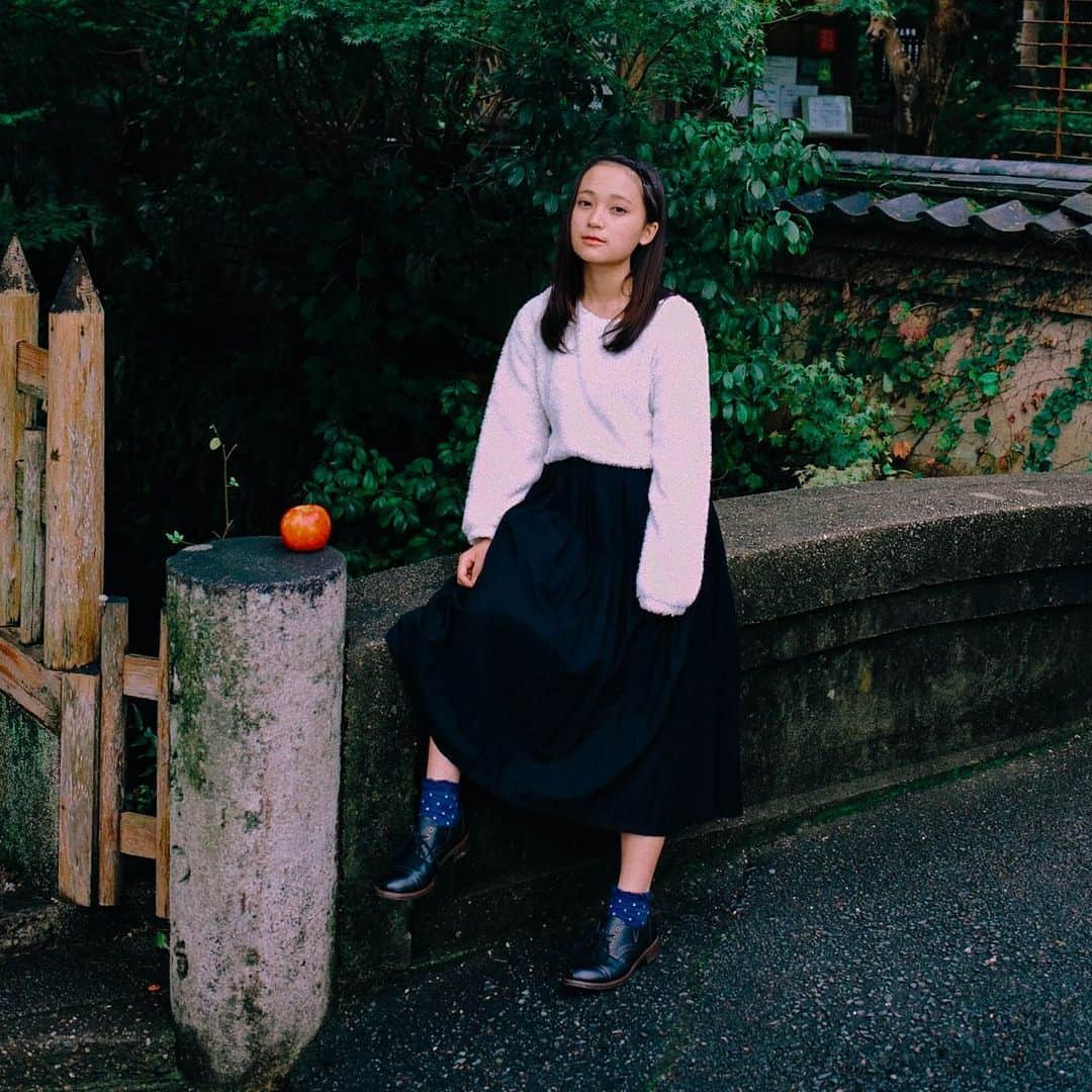 hiderin777のインスタグラム：「🌿 . . . だいぶ冷え込んできたけどまだまだぶ厚いコートはまだ早い。 とりあえず今日からお久しぶりのインナーダウンを着て、 しばらくは快適かな( ๑⃙⃘ϋ๑⃙⃘ ) 🍎 . . . #carlzeiss  #distagon  #35mmf14」