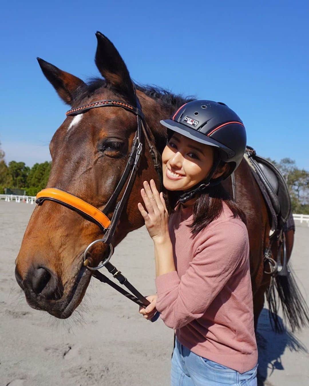 のインスタグラム：「My therapy🐴💖 デビュー当時からお世話になってる乗馬クラブへ久しぶりに♬ . #手綱弾きすぎてごめんね #眠そうなお顔 #癒しをありがとう  #horsebackriding  #Japan #shortgetaway #乗馬 #乗馬女子 #女子旅」