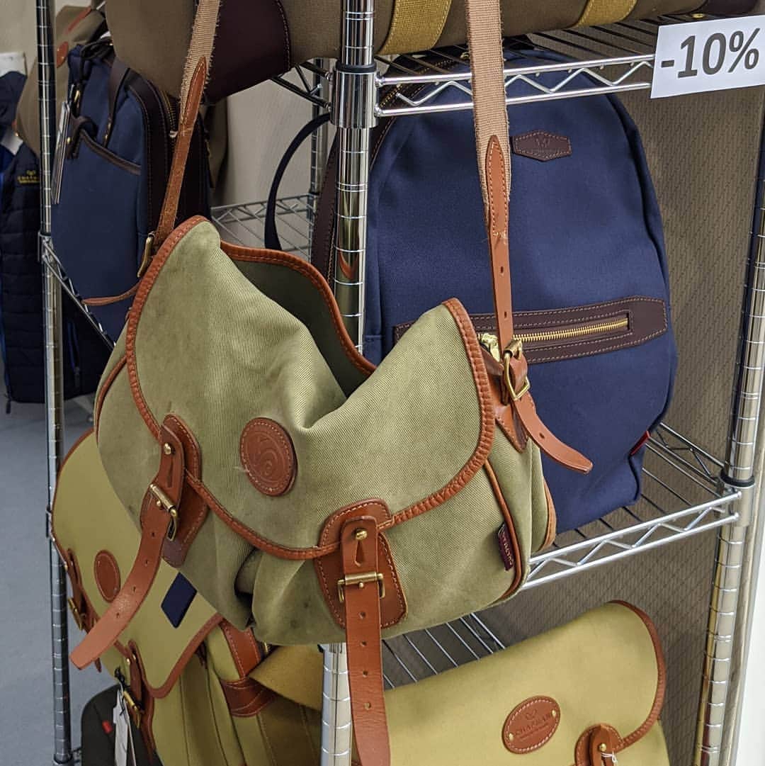 ジョンチャップマンのインスタグラム：「Both new and old. Love to meet people with old #chapmanbags and hear their stories. This happy customer knew John Chapman himself!  #handcrafted #heritage #madeinengland #spiritfair」