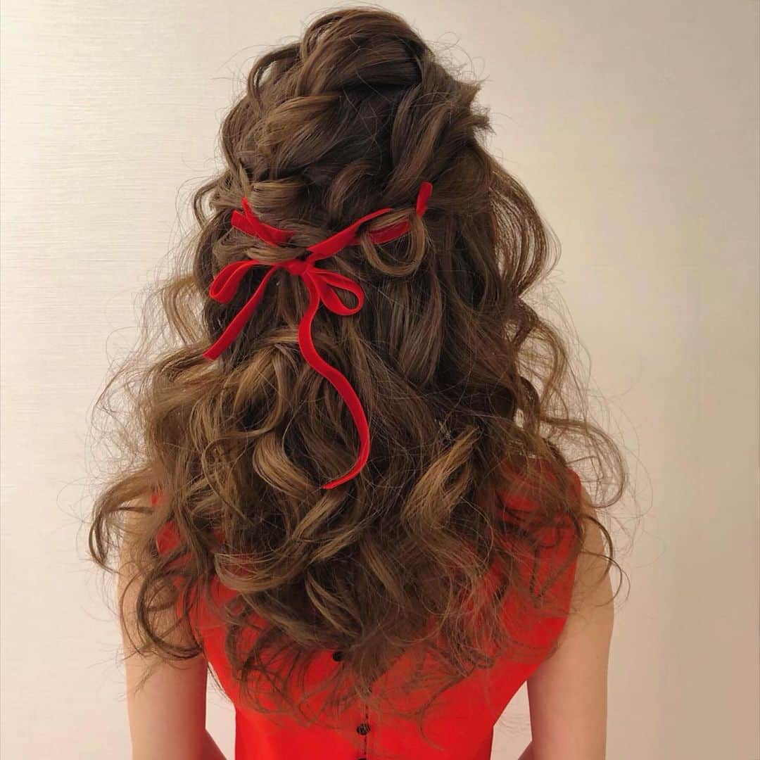 Tomoyo Kitamuraさんのインスタグラム写真 Tomoyo Kitamurainstagram 先日のお客様 編み込みダウンに細めのベロアリボン ヘアメイク ヘアセット ヘアアレンジ ヘアスタイル 銀座 美容師 ウェディング ウェディングヘア ブライダル ブライダルヘア 結婚式