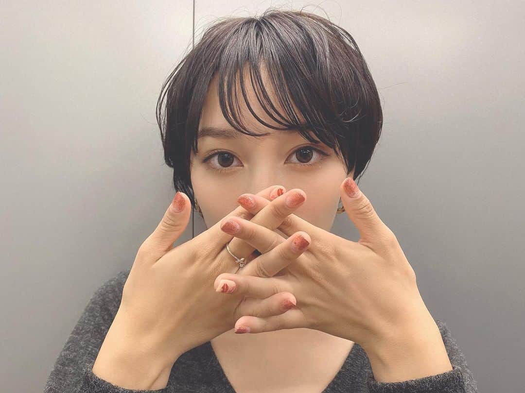 のインスタグラム：「髪も切ったし、ネイルもしたし、、ふふふ😇　#newnail #nail #秋ネイル #ジェルネイル #ネイル #ネイルデザイン #jewel #ami」