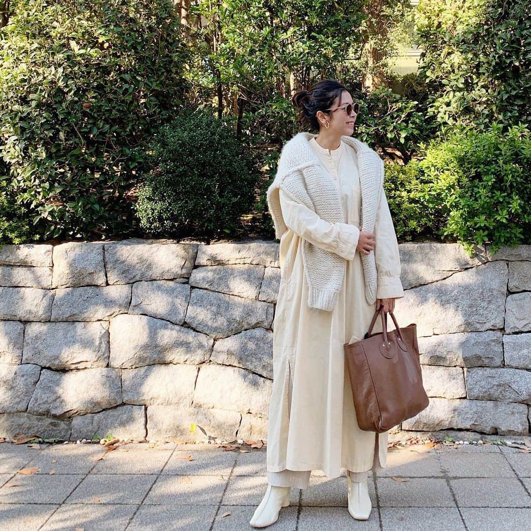 Sayakaのインスタグラム：「* ホワイトコーデ♡ 朝晩は肌寒いので、肩がけニットを重ね着して温度調整してます😊💓 . . #fashion #outfit #coordinate #ootd #simple #basic #casual #todayful # #blackbymoussy #youngandolsen #sayakascoordinate #今日の服 #コーディネート #コーデ #シンプル #シンプルコーデ #シャツワンピ #トゥデイフル #ブラックバイマウジー #ヤングアンドオルセン #ワントーンコーデ #ホワイトコーデ」