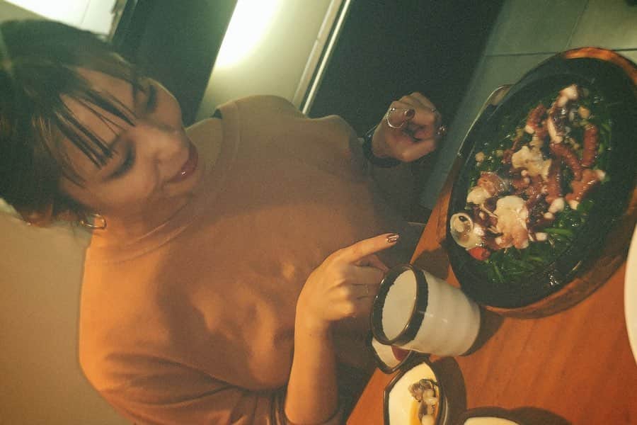 のインスタグラム：「先日一泊で韓国に行ってきました。なぜかメイクもおしゃれもしない旅だったのでラクチンでしたーー おススメしてもらったご飯屋さんを巡って、コスメとネイル道具をたくさん買ってきました☺︎ #おさかなゆきの旅」