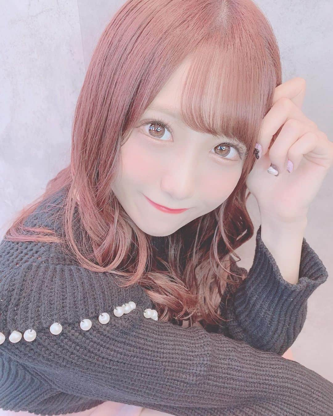 田口未彩さんのインスタグラム写真 - (田口未彩Instagram)「🎀 . . 山本さん( @yamamote_hair )に 髪の毛可愛くしてもらいました🐇💗 . . カラーは、前回よりも少し強めのピンク系❤︎ 髪質改善今回もしてもらったよ❤︎ とぅるとぅるになるから本当にオススメですまじ！！ . 山本さんありがとうございました❤︎❤︎ . . #やまモテヘア #原宿美容室 #原宿美容院 #ヘアカラー #秋ヘアカラー #ピンクベージュ #ミディアム #ロングヘアー #ストレートヘアー #ワンカール #冬ヘアカラー #原宿サロン #セーター #冬メイク #オレンジメイク #秋メイク #ピンクメイク #ピンク加工 #zara」11月7日 22時29分 - miiro_taguchi