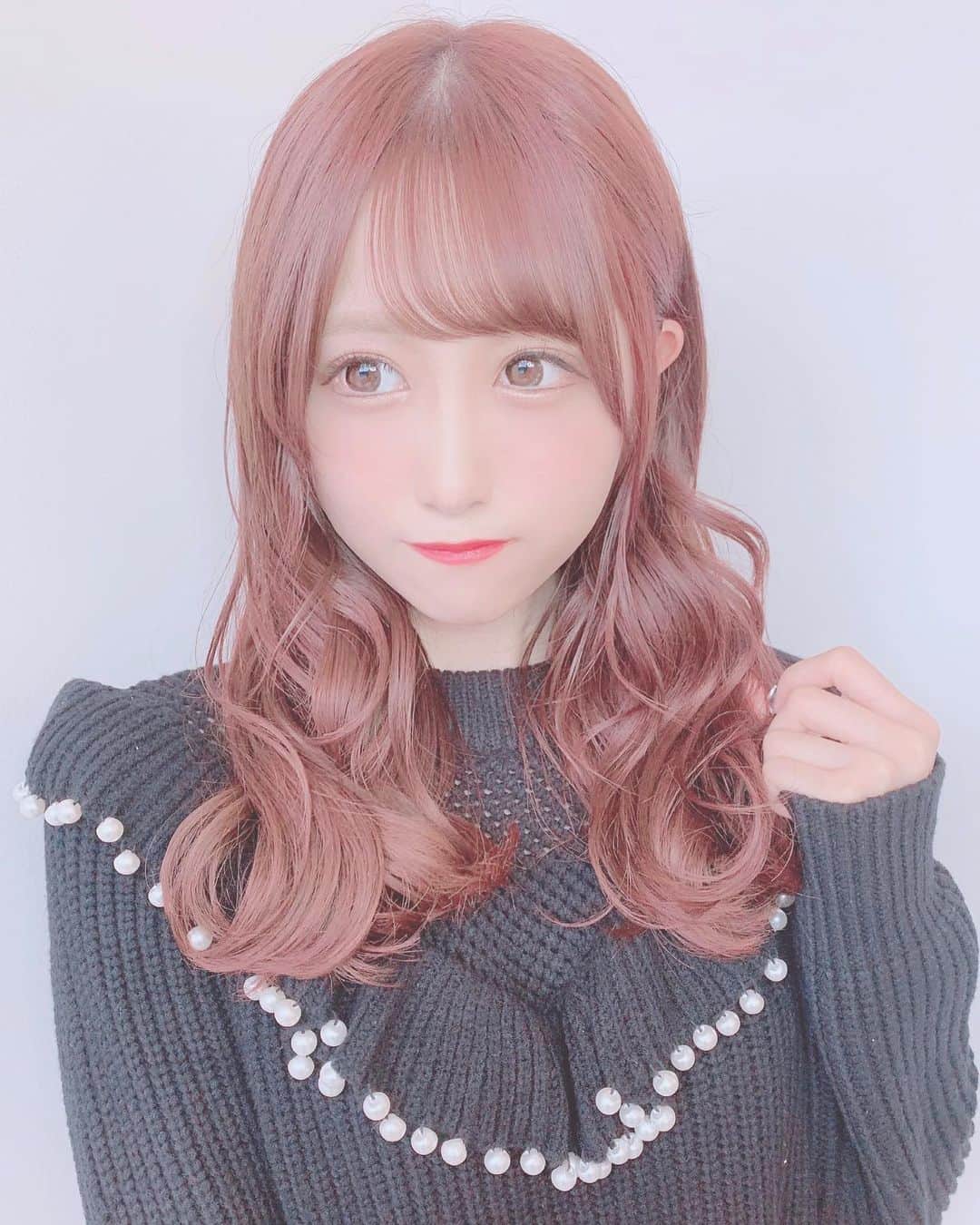 田口未彩のインスタグラム：「🎀 . . 山本さん( @yamamote_hair )に 髪の毛可愛くしてもらいました🐇💗 . . カラーは、前回よりも少し強めのピンク系❤︎ 髪質改善今回もしてもらったよ❤︎ とぅるとぅるになるから本当にオススメですまじ！！ . 山本さんありがとうございました❤︎❤︎ . . #やまモテヘア #原宿美容室 #原宿美容院 #ヘアカラー #秋ヘアカラー #ピンクベージュ #ミディアム #ロングヘアー #ストレートヘアー #ワンカール #冬ヘアカラー #原宿サロン #セーター #冬メイク #オレンジメイク #秋メイク #ピンクメイク #ピンク加工 #zara」