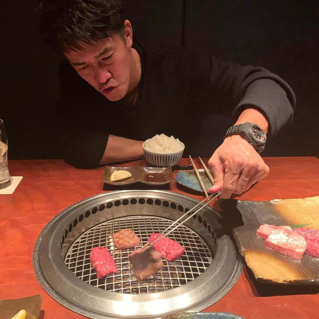 青木源太さんのインスタグラム写真 - (青木源太Instagram)「百獣の王と肉を食らう。  お店を予約してくれて、肉を焼いてくれて、ご馳走してくれて、帰りは車で送ってくれる。  こんな先輩、いる？  #感謝カンゲキ雨嵐　#青木的イケメン列伝」11月7日 22時30分 - aoki.genta