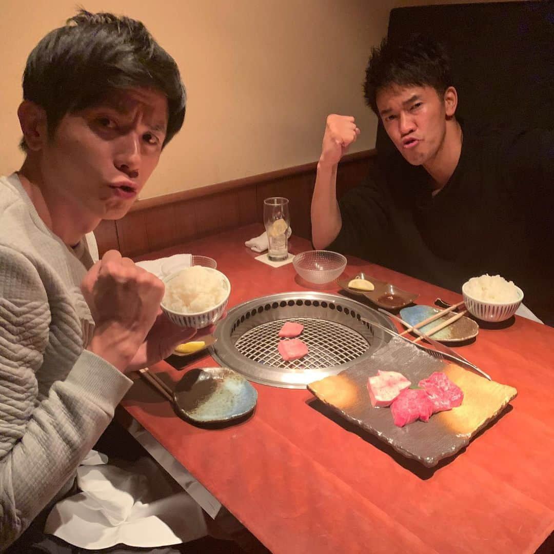 青木源太さんのインスタグラム写真 - (青木源太Instagram)「百獣の王と肉を食らう。  お店を予約してくれて、肉を焼いてくれて、ご馳走してくれて、帰りは車で送ってくれる。  こんな先輩、いる？  #感謝カンゲキ雨嵐　#青木的イケメン列伝」11月7日 22時30分 - aoki.genta