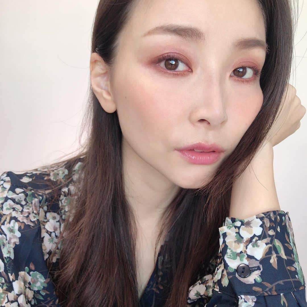 佐々木あさひのインスタグラム：「SUQQUのホリデーメイクアップキットBでメイクをしてみたよ🎄✨ 冬が楽しみになる色してる🧡 #SUQQU #クリスマスコフレ」