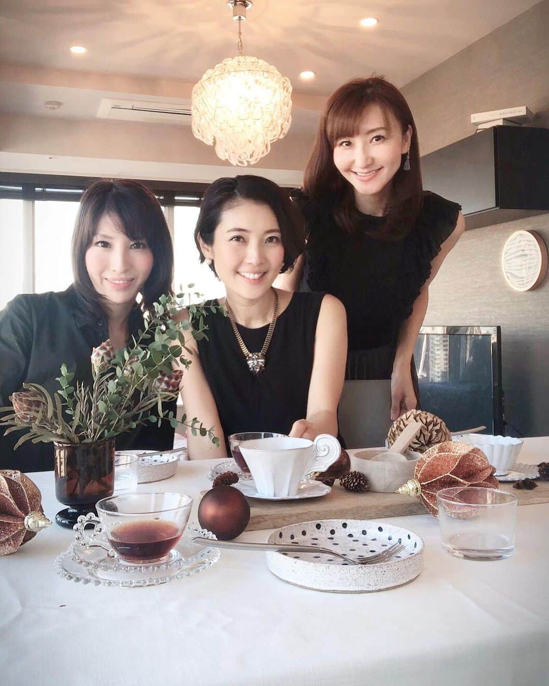 のインスタグラム：「昨日はいつもオシャレなともちゃん宅にお邪魔して久しぶりの集合🧡 テーブルコーディネートもいつも素敵✨ ランチはUber Eatsでインドカレーを注文😋えりなちゃんも美味しいケーキを買って来てくれて、楽しい時間を過ごしました❤️ ・  #友達#テーブルコーディネート#tablesetting#tablecoordinate  #お宅訪問#ubereats」
