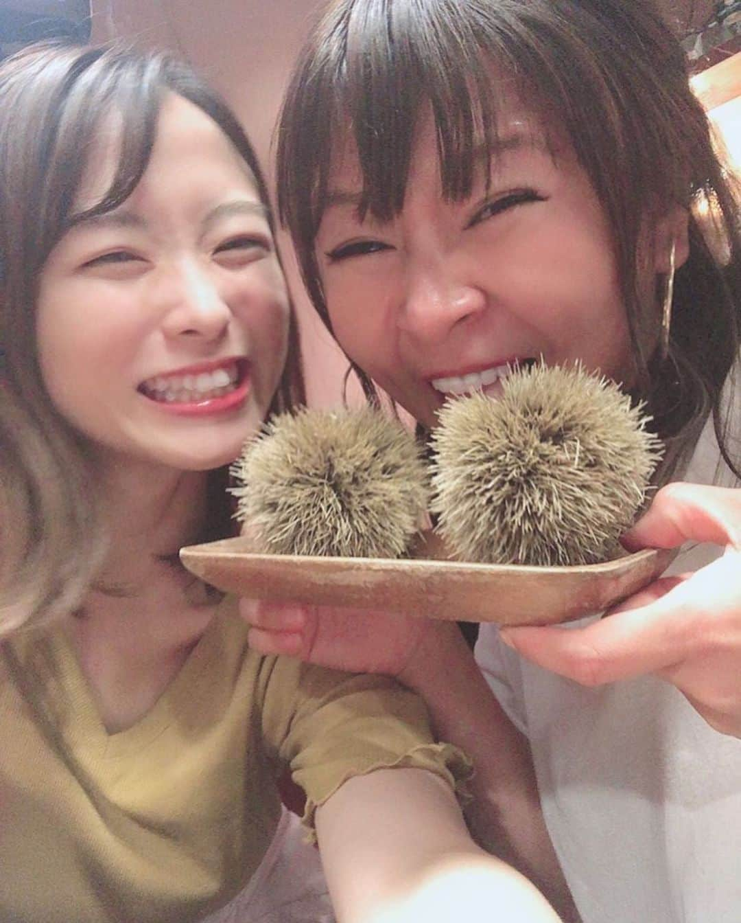 高本采実さんのインスタグラム写真 - (高本采実Instagram)「🌰🍁 トゲトゲ、 絶対痛いのに手のひら乗せる ちゃこさんすごい🥴🤟🏻 私はびびって指で掴むだけ🥴🤟🏻 . 今日も平和です₍ᐢ. ̫ .ᐢ₎❤︎ . . . . . #秋 #autumn  #栗 #🍁 #サンテレビ #ルアルアチャンネル  #レポーター #釣り #釣り好き #釣りガール #fishinggirls #钓鱼 #ツーショット #釣女ちゃこ #高本采実 #あやみん #ayamistagram」11月7日 22時38分 - ayami__summer