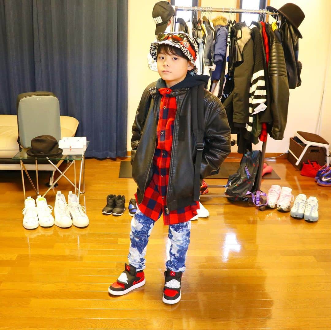 のインスタグラム：「家族で冬服コーデ対決をしました！ いおりくんの冬服コーデ パターン① 帽子 #moncler  サングラス #rayban  バックパック #marceloburlon  アウター #zarakids  インナー #zarakids  ボトムス #dsquared2  スニーカー #jordan1  #いおりくんtv #しぃしぃtv #お兄ちゃん #ストリートファッション #冬服コーデ #小学生コーデ #大好き #ファッション #楽しい #かっこいい #可愛い #幸せ #オシャレ #キッズコーデ #kidsfashion #kids_japan」
