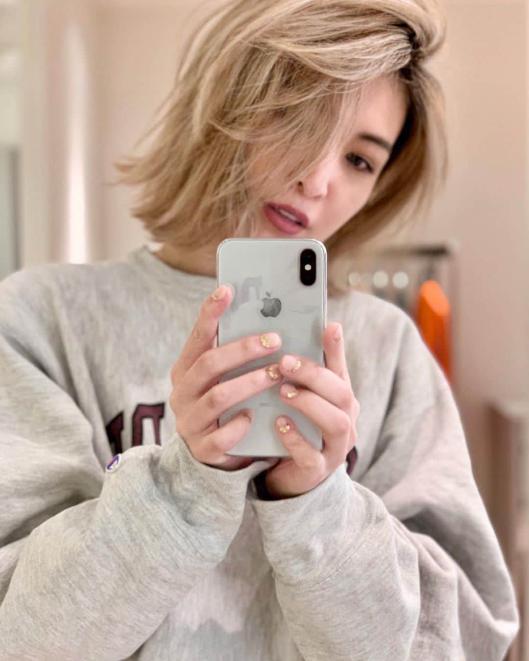 のインスタグラム：「久々にジェルネイルしたらつやつやして可愛くっていつもよりマメにハンドクリーム塗ろうって思いました💅　@risa.malvina ちゃんリサのありがとう🥰思えばリサって子はみんなセンスがいいのかも、クボリサもリサだね💕 #nails #gelnails #hologram #⭐️ #hairstyle #blondehair #selfie #beauty #abbey2 #malvinanail」
