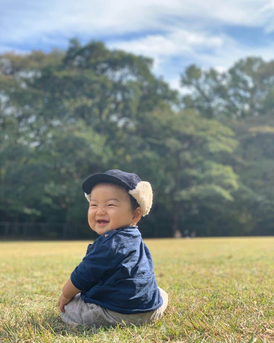 のインスタグラム：「仕事中に妻から送られてきた写真🤳 本当にいつもニコニコ&ケラケラ笑ってる。 そして下の前歯だけ生えている。 どうやら身長は平均を下回っているらしく、完全に大きいと思い込んでいたボクと妻は、2人で驚いた。 目指せ、185センチ！！ #息子 #生後8ヶ月 #赤ちゃんのいる生活  #笑顔」