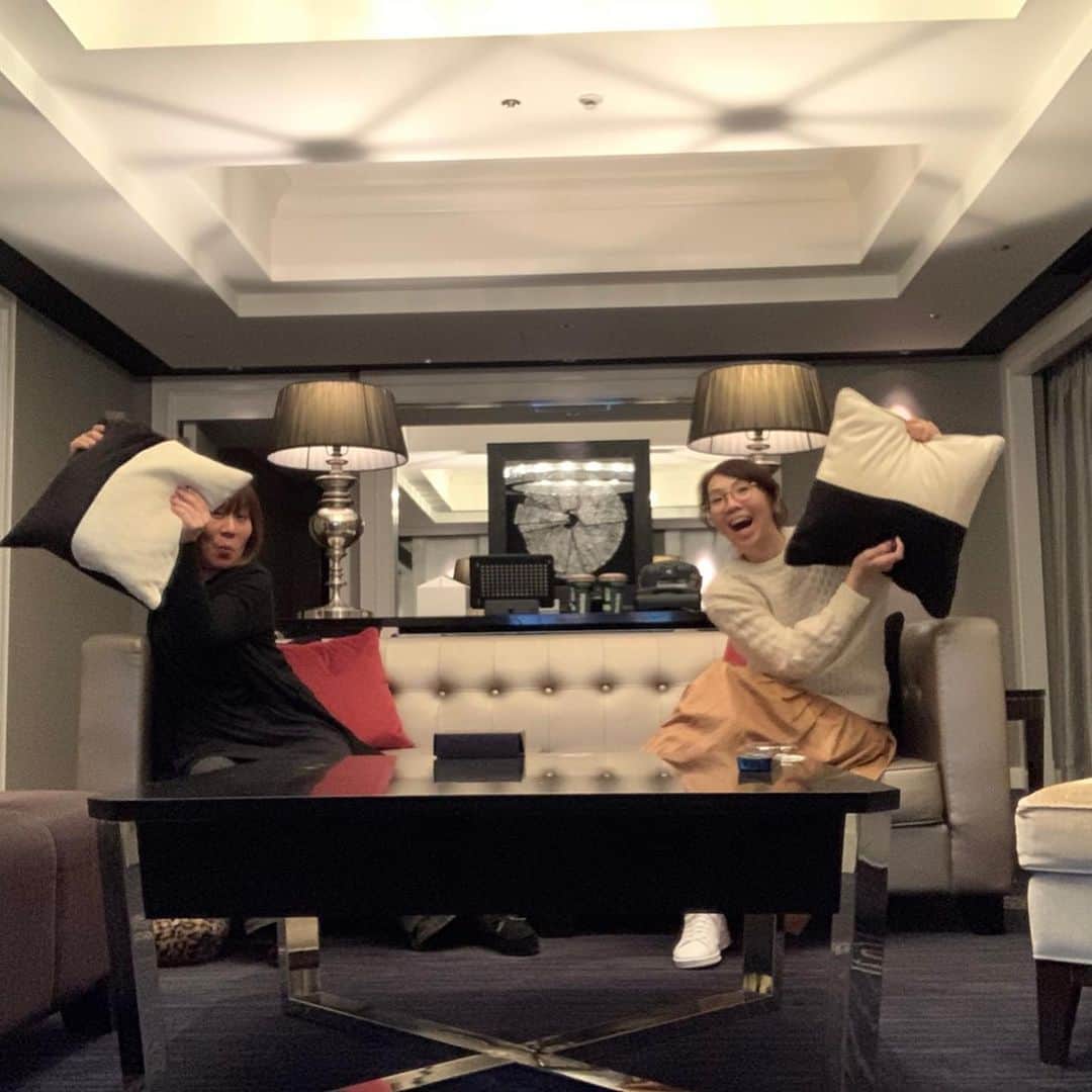 樹里咲穂さんのインスタグラム写真 - (樹里咲穂Instagram)「ゆかたんと。。。 楽しい夜です🌉 #YUKA #ピアニスト #遅い夏休み」11月7日 22時40分 - juripyon1028