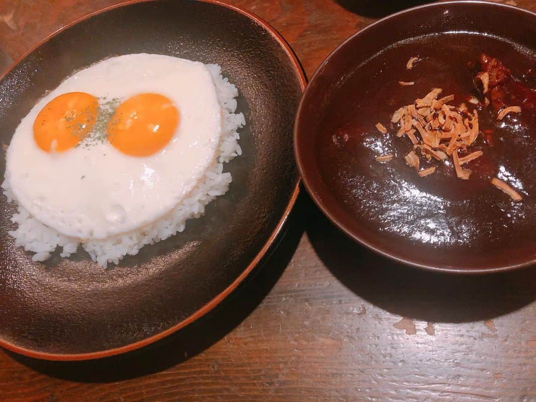 のインスタグラム：「絶品かりー。  まいうーでした… 美味でした… 最高でした…  2月以来…  前回はマイナス4度…笑 今回は6度…笑  いやいや…寒いのなんのって笑  ここの…かりーは 美味いんだなー😋  夏は避暑地により 激並びらしい笑  #curry #curryrice #currystagram #topping #friedegg #dinner #delicious #awesome #寒い #simple に #寒い #そして #ただただ #美味い #絶品 #絶品かりー #絶品かりーらいす #summer #激混み #現場からは以上です🙏」