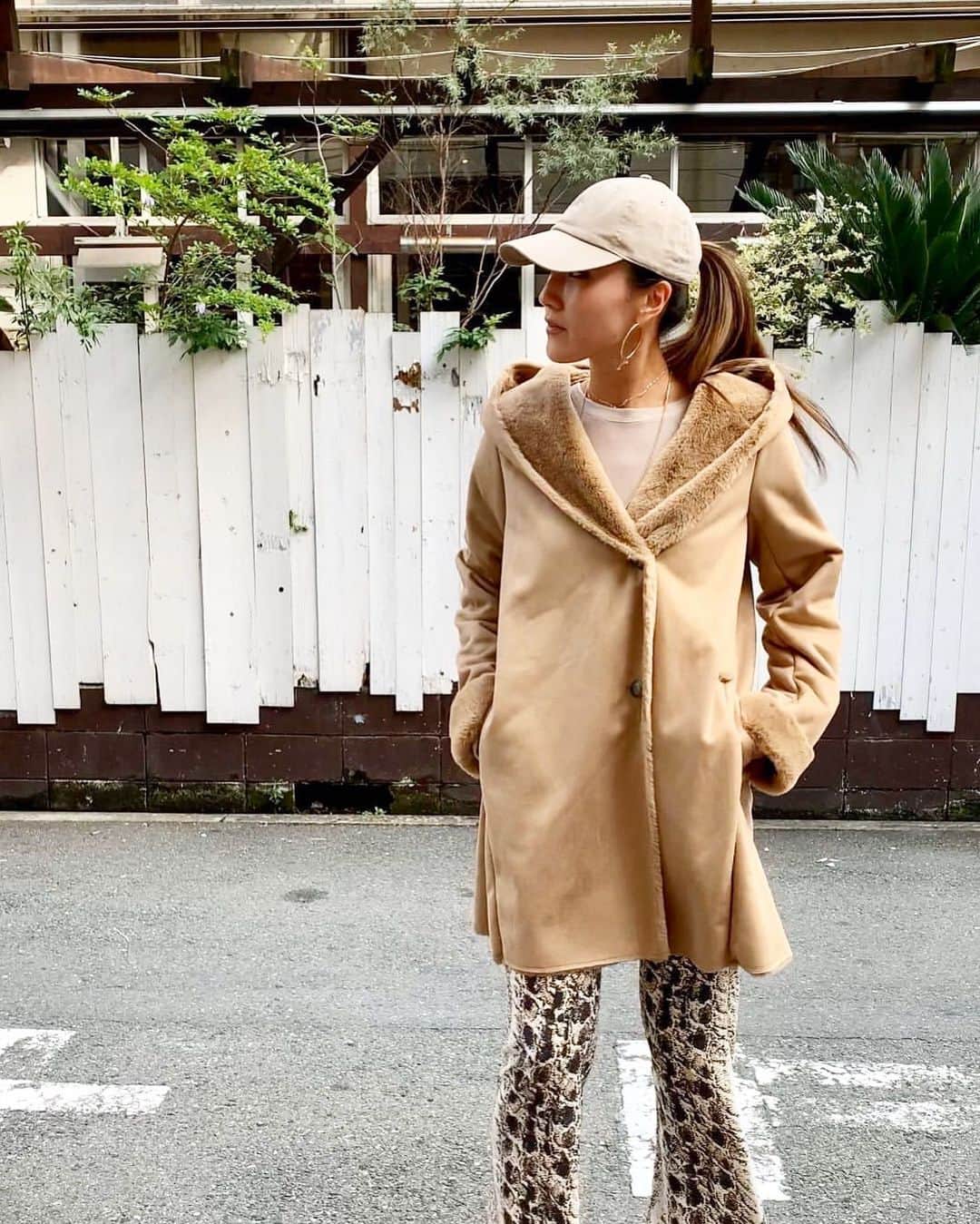 ラレイアのインスタグラム：「🌴 今年も大人気😍🧡 @laleia_official のフェイクムートンコート✨ ・ 今ならお買い物マラソンセールでポイント20倍で1,500円分も楽天ポイントバックのチャンス😳💫 ・ ぜひお見逃しなく！ ・ Model: @miwamam_fit888  #hawaii#aloha#surf#beach#laleia#フォトジェニック#インスタ映え#インスタ女子#アロハ#ビーチ#海を感じる雑貨#ラレイア#楽天#ビーチガール#サーフスタイル#大人カジュア#秋#秋コーデ#秋ファッション#コート#ファーコート#ムートンコート#アウター」