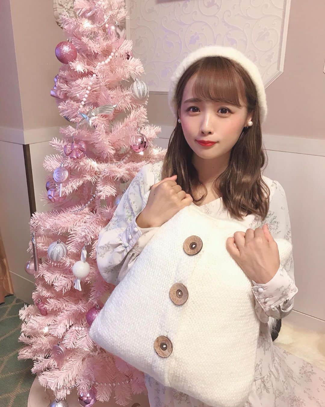 のインスタグラム：「. . 11/8から1日2室限定で販売される 東京ベイ舞浜ホテルファーストリゾートの 「PINK♡クリスマスルーム」に 一足先に宿泊してきました💝 . . 特典にこんなに可愛い持ち歩きできる ヘアアイロン「candy」がもらえるよ💕 . しかもお部屋では高性能ヘアアイロン3種が 自由に使えるの！ めちゃくちゃサラサラになった🥺💕 . . . クリスマス先取りできて嬉しい😻 ディズニー帰りに泊まったら テンションあがる❣️ . . . 👗ワンピース @areeam_official . . . . #東京ベイ舞浜ホテルファーストリゾート #pinkクリスマスルーム #絹女 #ヘアアイロン #kinujo #kinujobeauty #candy #christmas #xmas #クリスマス #私服 #coordinate #areeam #love #instagood」