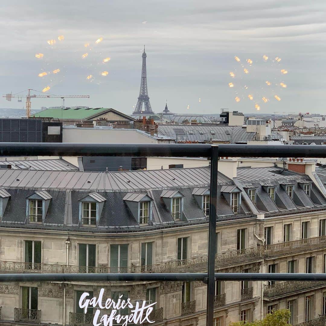 松岡みやびさんのインスタグラム写真 - (松岡みやびInstagram)「#ギャラリーラファィエット 🇫🇷 #デパート #galerieslafayette  #departmentstore  #paris オペラ座の近くには パリを代表するデパートがあります。 デパートの天井が豪華でしょ！✨ 最上階レストランからは #エッフェル塔 #toureiffel  も見えます。 #パリジェンヌ はおしゃれな イメージが ありますけど… 地元の人は意外と現実的で ファッションにあまり お金をかけないそうです。 #シャネル #ルイヴィトン など 高級ブランド品を買うのは 日本人やアジア人が多いそう。 逆に 地元のフランス人がよく行くのは #ユニクロ　 だそう！！ オペラ座の向かい側にも ユニクロがあって行列ができてました🇯🇵🙌 #パリは東京より物価が高いねー #ハープ #ミヤビメソード #松岡みやび #音楽 #楽器 #心理カウンセラー #心理学 #アート #癒し #miyabimatsuoka #harp #music #miyabimethod  #france  #パリ#フランス #ファッション　#おしゃれ」11月7日 22時51分 - miyabi_matsuoka