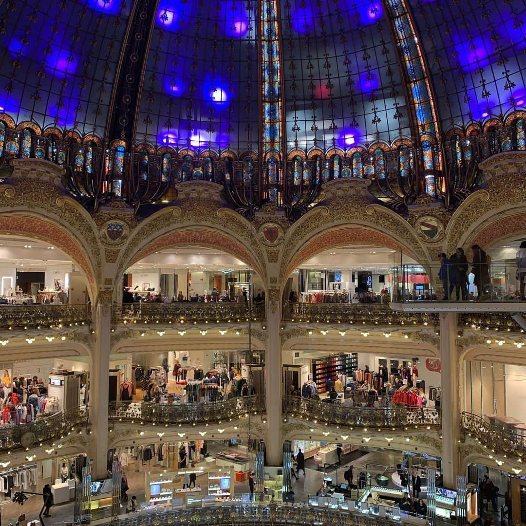 松岡みやびさんのインスタグラム写真 - (松岡みやびInstagram)「#ギャラリーラファィエット 🇫🇷 #デパート #galerieslafayette  #departmentstore  #paris オペラ座の近くには パリを代表するデパートがあります。 デパートの天井が豪華でしょ！✨ 最上階レストランからは #エッフェル塔 #toureiffel  も見えます。 #パリジェンヌ はおしゃれな イメージが ありますけど… 地元の人は意外と現実的で ファッションにあまり お金をかけないそうです。 #シャネル #ルイヴィトン など 高級ブランド品を買うのは 日本人やアジア人が多いそう。 逆に 地元のフランス人がよく行くのは #ユニクロ　 だそう！！ オペラ座の向かい側にも ユニクロがあって行列ができてました🇯🇵🙌 #パリは東京より物価が高いねー #ハープ #ミヤビメソード #松岡みやび #音楽 #楽器 #心理カウンセラー #心理学 #アート #癒し #miyabimatsuoka #harp #music #miyabimethod  #france  #パリ#フランス #ファッション　#おしゃれ」11月7日 22時51分 - miyabi_matsuoka