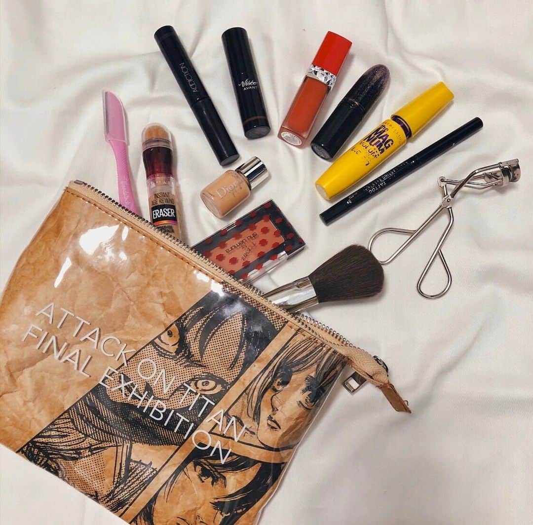 のインスタグラム：「What's in my pouch？💄﻿ ﻿ メイクにも人一倍こだわりのあるELLEgirl UNI creator🦄彼女たちのコスメポーチには何が入っているの？リップやビューラー、ファンデまで、UNI creatorのポーチの中身を拝見💘﻿ ﻿ 💁🏻‍♀️美南レイラ( @reyla_m25 )﻿ ﻿ 🤔コスメポーチについて教えて！﻿ 大好きな作品「進撃の巨人」のポーチを愛用中。今年開催された進撃の巨人展で¥2800ほどで購入しました💭﻿ ﻿ 🤔ポーチの中身を教えて！﻿ ﻿ ・マスカラ／メイベリン ニューヨーク﻿ @maybelline ﻿ ボリュームタイプで塗りやすい、メイベリンの「ザ マグナム ボリューム エクスプレス」を愛用👀ELLEgirlのIGTV「 #インスタコスメ部 UNI-COLORS」でも紹介したよ！📲﻿ ﻿ ・コンシーラー／メイべリン ニューヨーク﻿ @maybelline ﻿ 今年新しく発売された「instant age rewind eraser」の130番を愛用❤️とにかく簡単に使えるし着け心地もいい！﻿ ﻿ ・アイライナー／ケーパレット﻿ @kpalette_jp ﻿ ペンシルタイプのアイライナー「1 day tatoo black」✏太すぎず細すぎず️ちょうどいい太さで、発色も◎﻿ ﻿ ・ファンデーション／ディオール﻿ @diormakeup ﻿ お出かけ時もしっかりメイク直しをしたいのでファンデを常備👜ミニサイズの試供品なら幅もとらないので持ち歩きにオススメ！﻿ ﻿ ・チーク／シュウ ウエムラ﻿ @shuuemura ﻿ 渡辺直美さんとのコラボチークを愛用中💭﻿ 絶妙なオレンジカラーに一目惚れしました👀ブラシですーっと肌に馴染むようなつけ心地もお気に入り♡﻿ ﻿ ・眉マスカラ／アディクション﻿ @addictionbeauty_official ﻿ 私の眉毛は量が多いので、透明の眉マスカラできちんと整えてるようにしています💪乾くとかちっとコーティングされて、キリリとした眉毛に！﻿ ﻿ ・リップ／ディオール﻿ @diormakeup ﻿ 私のヘビロテリップは「ルージュ ディオール ウルトラ リキッド 707」💄今年っぽいテラコッタカラーです！﻿ ﻿ ・リップ／M・A・C﻿ @maccosmeticsjapan ﻿ 今年の「M・A・C」のホリデーコレクションのリップも早速ポーチにin🎄﻿ ラフォーレ原宿店に発売当日に駆け込み、ラスト一点をゲットしました！🏃‍♀️💨ローズレッドカラーにグリッターが入っていて、ホリデー気分が上がります🌟﻿ ﻿ ・マルチリップスティック／ヴィセ﻿ @visee_kose  基本的にリップとして使っていますが、チークやアイシャドウとしても使える優れもの。﻿ お出かけの時は絶対にカバンにinしてます！👜ヌーディーな色味で、つけると海外セレブのような大人っぽい顔に👀﻿ ﻿ ・ビューラー／shiseido ﻿ @shiseido ﻿ もう何年も愛用している大好きなビューラー🖤﻿ ﻿ ・フェイスシェーバー／シック﻿ @schickjapan_official ﻿ 眉毛を整えたり、フェイスの産毛を剃ったりできるように、いつも一本は入れています💭﻿ ﻿ ・フェイスブラシ﻿ ふんわりとチークをのせるためにブラシも持ち歩き👟﻿ ﻿ #ellegirl #ellegirlbeauty #ellegirluni #ポーチの中身 #コスメ購入品 #愛用コスメ #メイベリン #メイベリンニューヨーク #maybellinemascara #資生堂 #shiseido #マスカラ #ビューラー #shuuemura #シュウウエムラ #maclipstick #マックリップ #クリスマスコフレ2019 #ディオールリップ #ディオールコスメ #ディオールバックステージ #diormakeup #アディクション #眉マスカラ #ヴィセ #visee #ケーパレット #アイライナー #リップ💄」