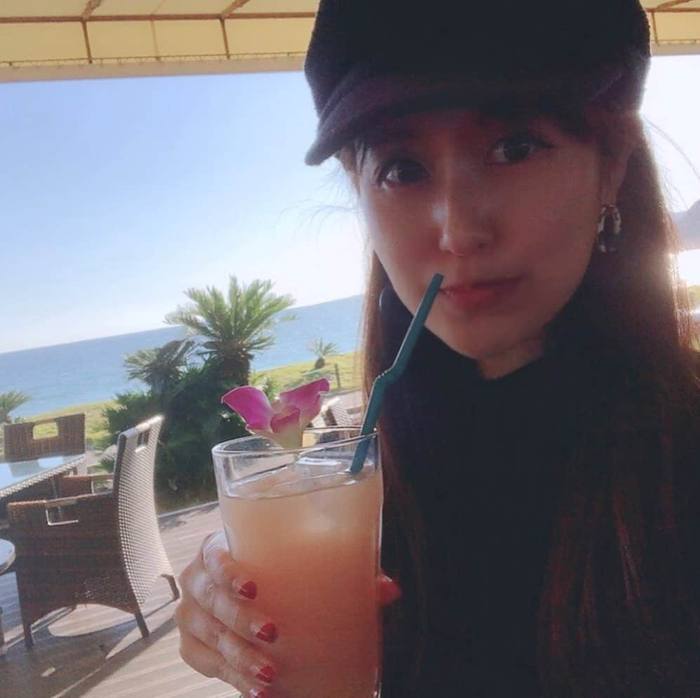 のインスタグラム：「* * 出張の合間に半日だけ、糸島に行って来ました✨ * パームビーチというお店がすごく景色がいい🥰 外国かな？？🤔 ホットの紅茶飲もうと思ってたけど、せっかくなので、ヤシの木と共に映えそうな、お花付きのグァバジュースで🍹🌺 天気も良くて最高でした🤲 * #糸島 #パームビーチ」