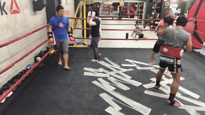 のインスタグラム：「training🥊🔥 楽しい事って勝手に頑張れちゃう！2ラウンド目はクタクタだけど、、キックもっと頑張るぞ！！ . . . #JG #joonho #トレーニング #ボクシング #キックボクシング #趣味」
