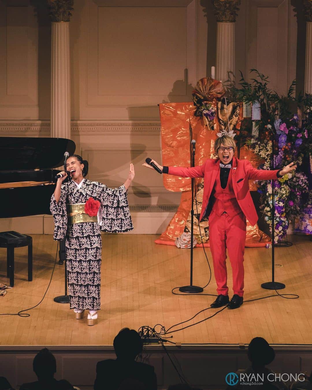 TiAさんのインスタグラム写真 - (TiAInstagram)「2018年ニューヨーク音楽の殿堂カーネギーホールでKajiki's showにて @koheisings & TiAで出演したり。 ゲストで @thereachmusicministry の皆んなにもでてもらったり✨クワイアに @mana_ito ちゃんが参加してくれたり、日本から 相棒土井あかねさんが来てピアノ演奏してくれたり。 嬉しかった。  #gospel #gospelmusic #ゴスペル　#totalpraise #praise #church #japanese #dress #likeforlikes #followforfollowbac #kirkfranklin #ゴスペルクイーン #love #lord #music #jenniferaniston #lilmama #hiphop #likeforlikes #ibelieveicanfly #ibelieve #ニューヨーク　#music #amazing #news #カーネギーホール」11月7日 23時11分 - tia_singer