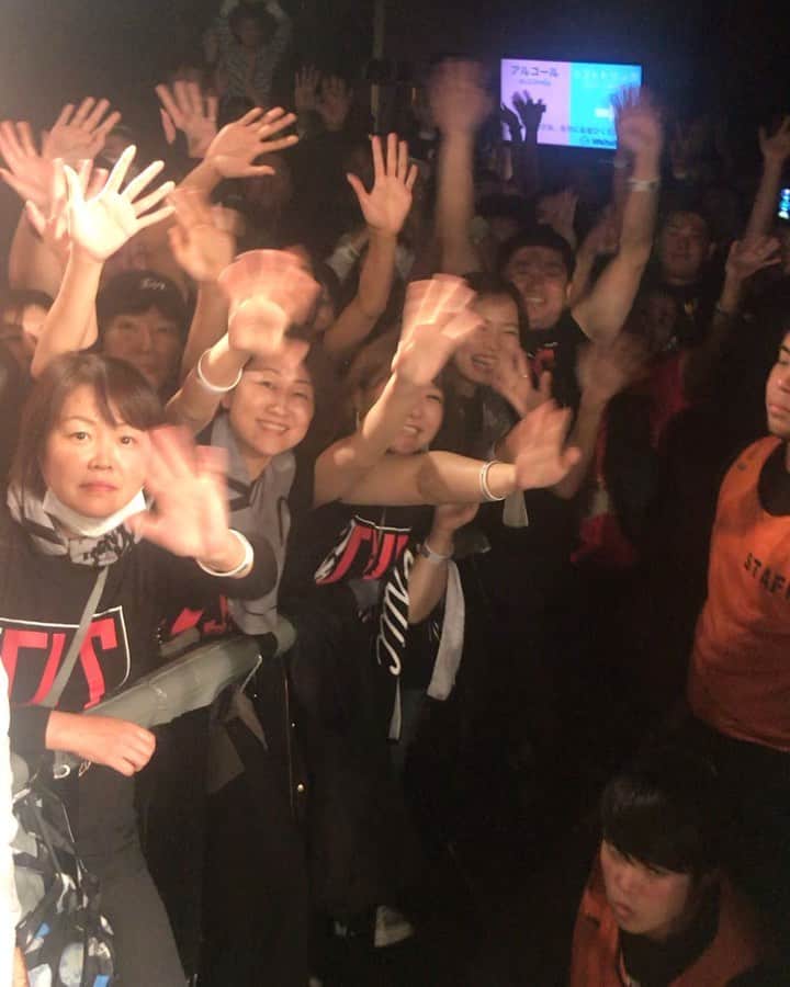 のインスタグラム：「松山WstudioRED 今日は客席からの笑顔や歓声が物凄く暖かくて、長年知ってる友達が集まってくれたような、なんだか文化祭の様な、みんなで一丸となってショーを成功させよう！って言うありがたいバイブスを開演直後から感じて、今日のライブは絶対良いな！って確信しながら演奏できました。 ライブハウスに来てくれてありがとう。 貴方達がいてくれるから、俺らは音を止めずにやり続けられるんだ。 明日はFIVES最終日。 高松で待ってます。 #dragonash  #THEFIVES」