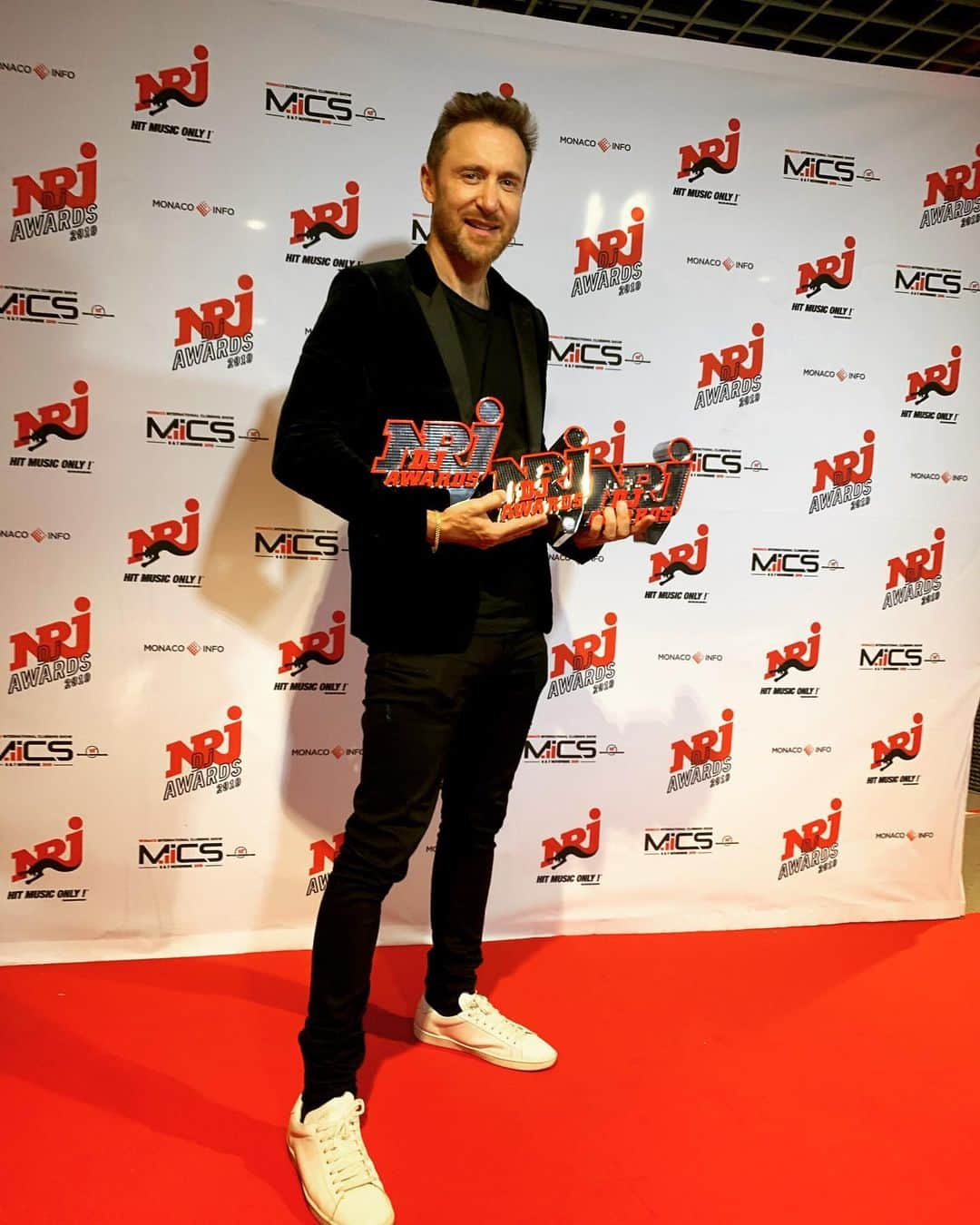 デヴィッド・ゲッタさんのインスタグラム写真 - (デヴィッド・ゲッタInstagram)「Merci! @nrjhitmusiconly . I’m proud of these 3 #nrjdjawards2019 Congrats to @arminvanbuuren @djsnake @martingarrix and to all the other Djs.」11月7日 23時21分 - davidguetta