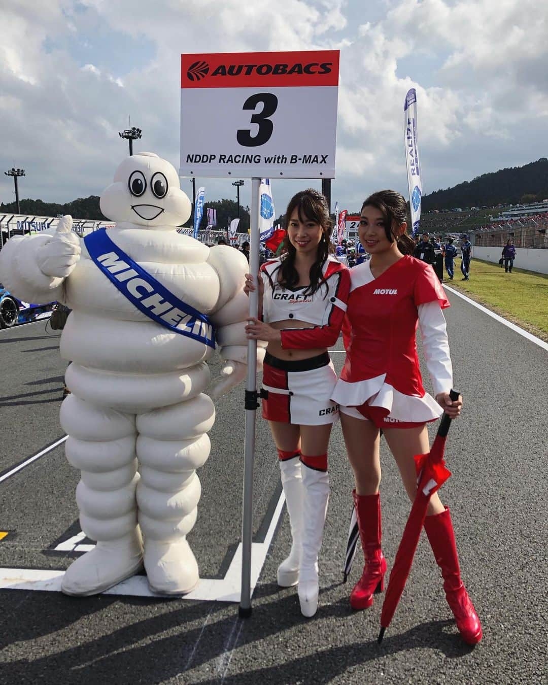 辻井美香さんのインスタグラム写真 - (辻井美香Instagram)「SUPER GT final round ended last weekend. Thank you for supporting Car No.3 this year♡ I'm happy to be a Car No.3 racequeen for 4 years !!! 喋るのと違って書くのって本当に大変！！英語の勉強keep on!!若干、私の日常ルー大柴...w  今シーズンも3号車に暑い応援をありがとうございました！！ #supergt #supergt2018 #ツインリンクもてぎ #最終戦 #racequeen #gtr #motorsport」11月7日 23時13分 - tsujii_yoshika