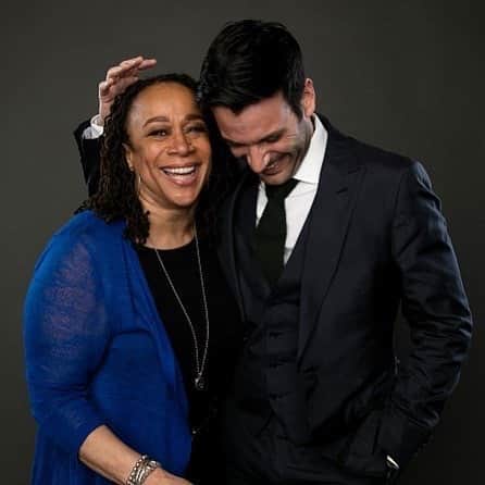 コリン・ドネルのインスタグラム：「Genuinely did a double take looking in the mirror looking at my face with no beard this morning so here’s a #tbt to doing press for the first season of #ChicagoMed with one of my favorite people @merk2577.」