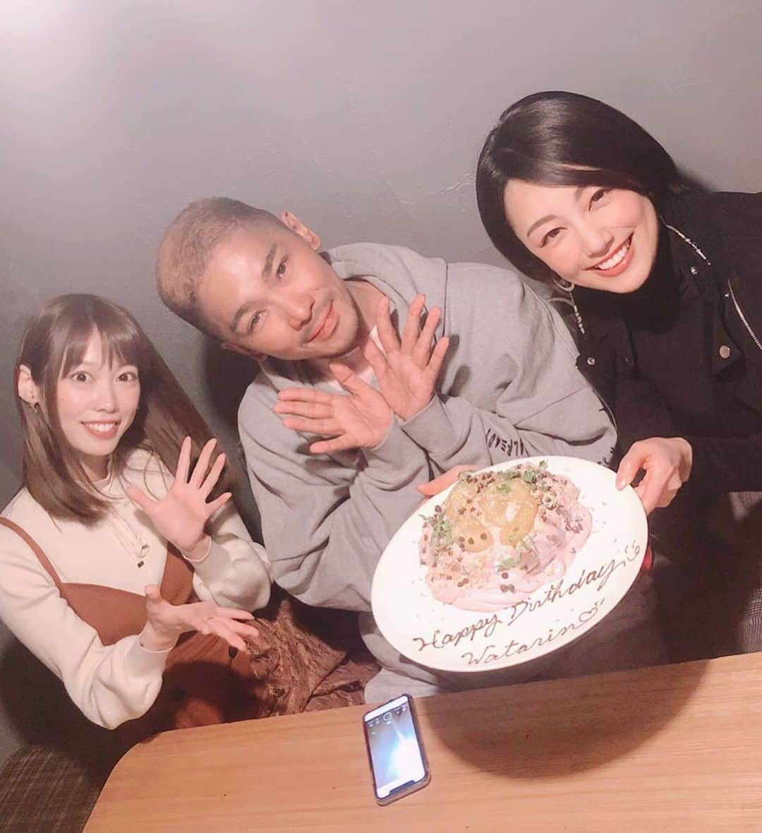 早瀬英里奈さんのインスタグラム写真 - (早瀬英里奈Instagram)「先日、ワタリン　@watarulindaigarashi のお誕生日をお誕生日当日にお祝いさせてもらいました🎂💕 ・ 前日、LIVE終わりのあっちゃんと買いに行ったプレゼントも喜んで貰えました🎁✨ ・ あっちゃんはずーっとワタリンに会いたいと言っていたんだけど… まさか、お誕生日を一緒にお祝いするのが初対面だなんて🤣 ・ 本当に愛情深くて周りの人も共にHAPPYに❣️と常に動いているワタリン🦄🌈 私にも、いつも大切なタイミングで声をかけてくれて、元気と勇気と希望をくれる🌟 ・ ワタリンのおかげで様々な場所で新しいチャンスや新しい良い出会いに恵まれてきました🌸 ・ 沢山の苦労をしてきたからこそ、人に優しく、沢山の希望を与えられる素晴らしい人になれるんだなぁと、ワタリンの姿を通していつも学ばせて頂いています✨ ・ 忙しい中、そして大切なお誕生日当日に、お祝いさせてくれて本当にありがとう💐💕 ・ ワタリン用に特別メニューを作って下さった店長さん、キラキラ笑顔で一緒にサプライズして下さった美人店員さん、そして　あっちゃん🐹も、本当にありがとうございました✨ ・ ・ ・ #birthday #お誕生日 #プレゼント #サプライズ #happy #楽しい時間 #元気 #勇気 #希望 #ありがとう #早瀬英里奈  #erinahayase」11月7日 23時15分 - erina.hayase